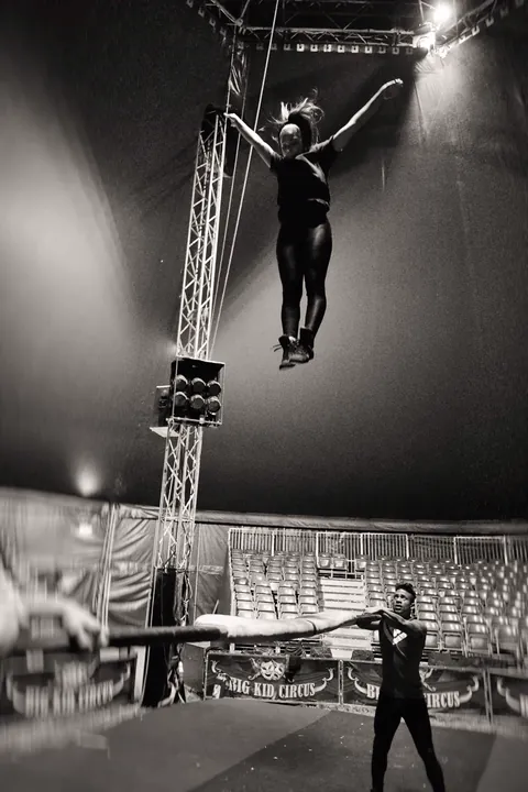 Maikel Mota lanzando a una acróbata por el aire con la báscula en la pista de Big Kid Circus